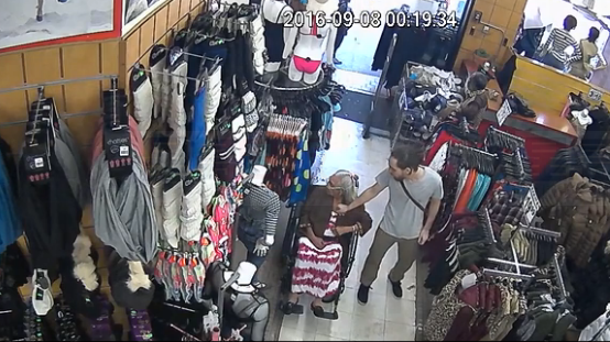 無恥男從93歲輪椅老婦胸罩里偷錢