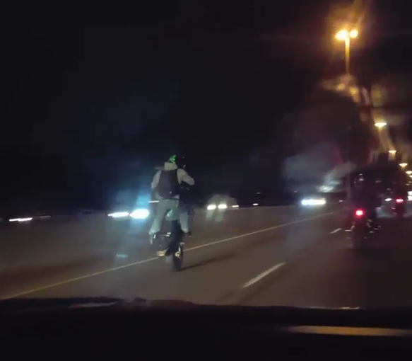 摩托車隊小車狂野路怒暴力翻車事件 視頻曝光