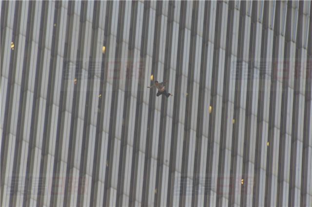 世貿「掉下的人」遭投訴 攝影師無悔紀錄悲痛歷史