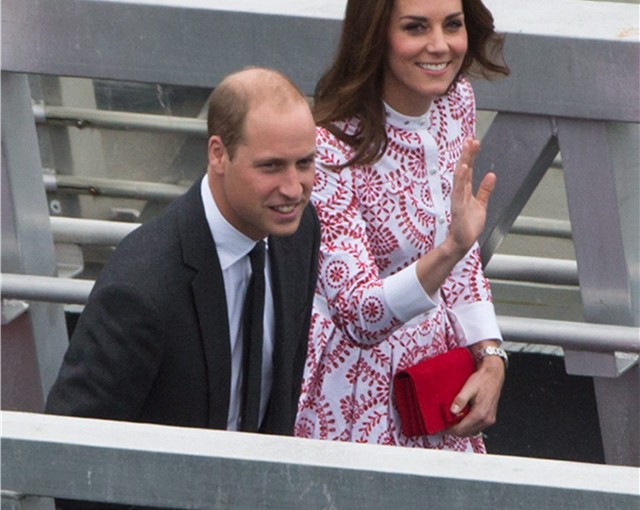 皇室一家抵達溫哥華 凱特大牌長裙引人注目