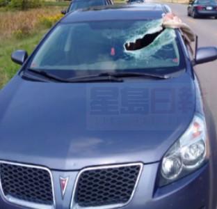 女子駕車遭飛來金屬管刺穿車身 命大毫髮無損