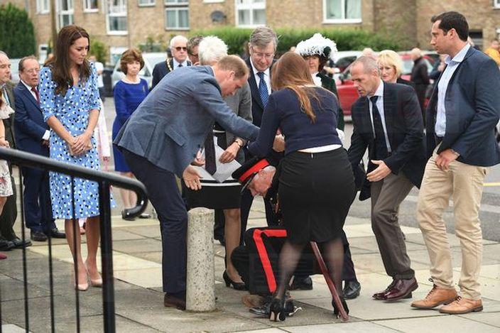 迎賓老官員不慎跌倒 親民威廉王子上前攙扶