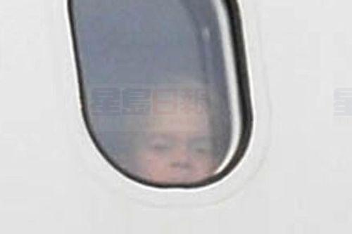 未落機先偷望 喬治小王子被直升機吸引手指指