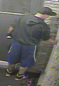 萬錦連發深夜爆竊 嫌犯從未鎖的門潛入住宅