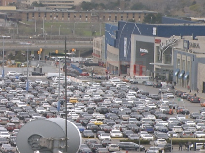 兩男子在Yorkdale停車場連連洗劫未鎖汽車