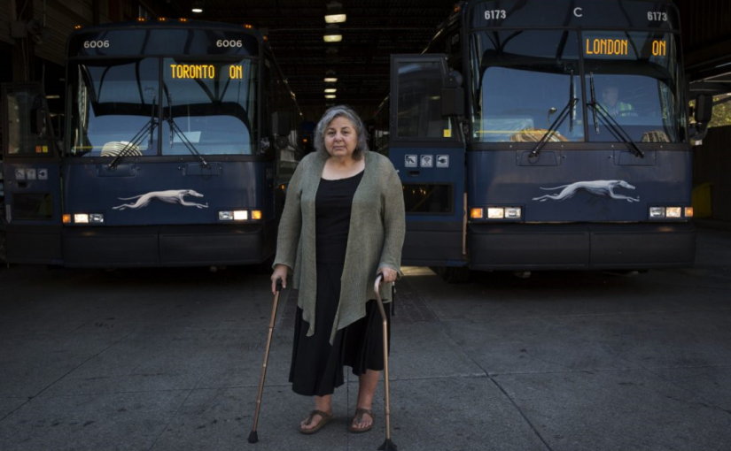 拄拐老婦受灰狗司機侮辱:為什麼要搭巴士？