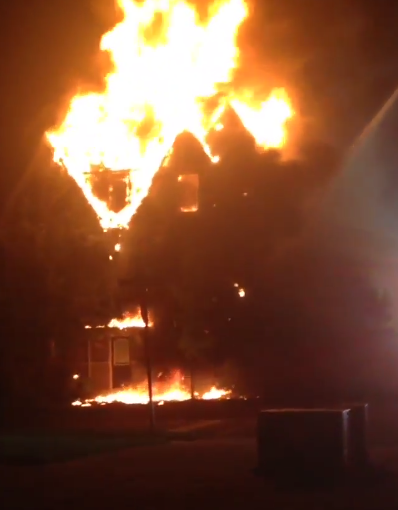 鎮屋陽台附近著火 迅速點著兩鄰居連體屋