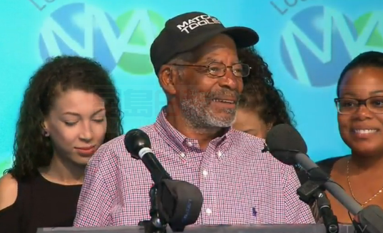 安省男子中3000萬 今日領獎笑開花