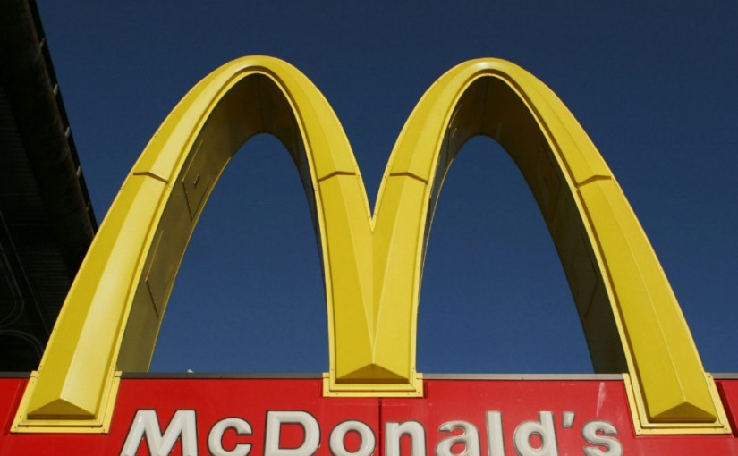 藏毒藏現金 男子酒駕衝入麥當勞車道