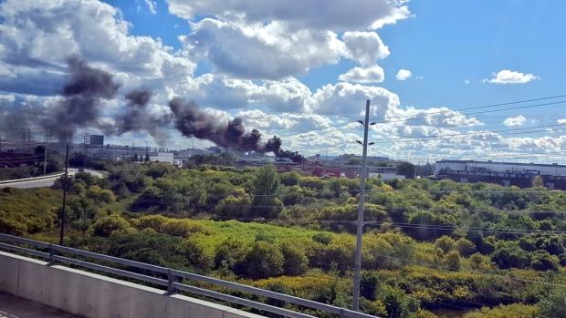 皮爾遜機場旁工業園發生火災 濃煙滾滾