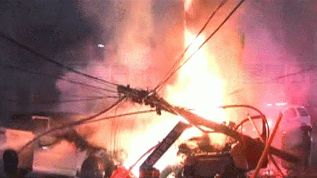 多市市區連環車禍撞斷電桿 火光沖天