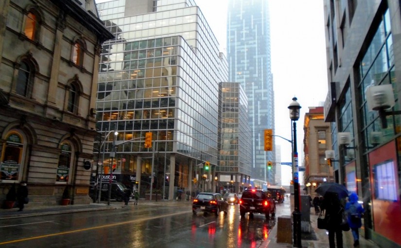 酷熱警報仍生效 雷暴水淹湖濱街道