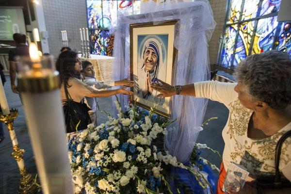 德蘭修女獲封聖 多倫多千名信徒慶祝