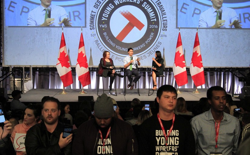 杜魯多台上演講 台下示威者背身抗議