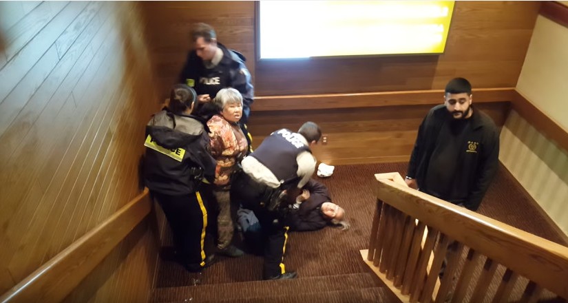 騎警暴力拘捕亞裔老人 外界警方將展開調查