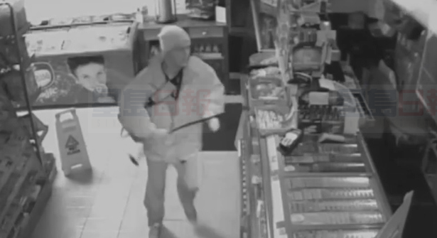 男子用球棍砸破便利店玻璃門 偷了把樂透彩票