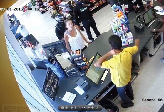 男女騎士瘋狂飆摩托 樣貌被便利店監控拍到