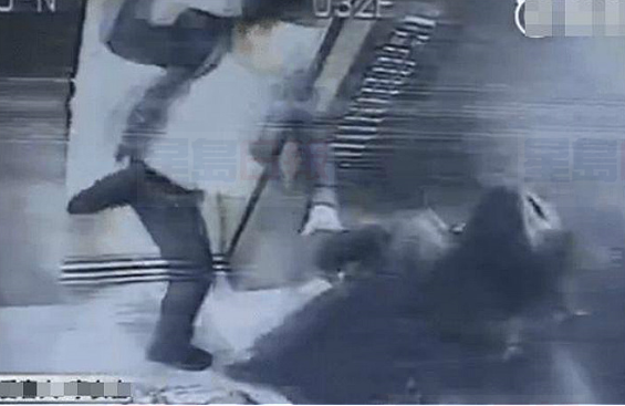 男子電梯吸煙被勸 竟暴打帶孩子女士半分鐘