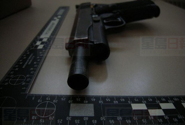 嘔吐男駛入加油站睡著 警方車內找到上膛手槍