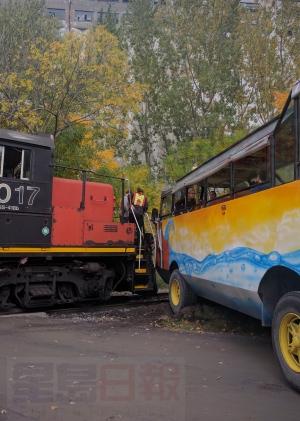 CN火車與觀光巴士相撞 4人受傷