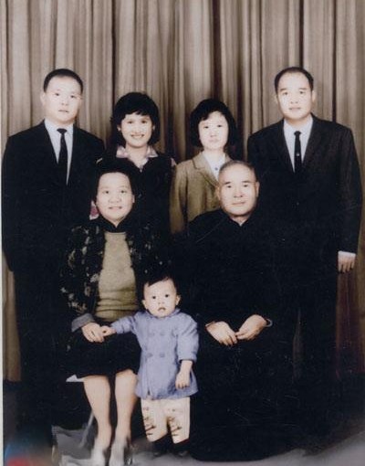 張國燾在加拿大全家合影曝光 老杜魯多曾探望