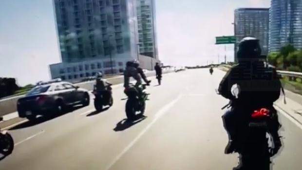 飛車黨膽大包天 包圍警車高危駕駛