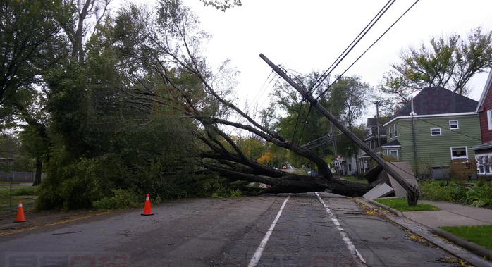 新省遭遇狂風暴雨 14萬戶居民無電可用