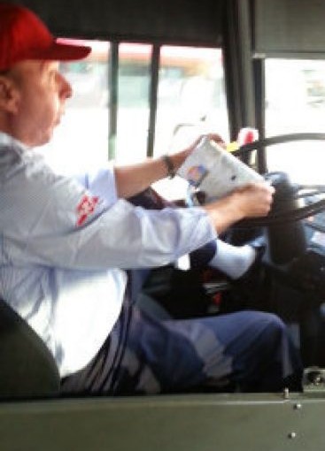 TTC巴士司機好瀟灑 開車腳放儀錶盤還吃薯片