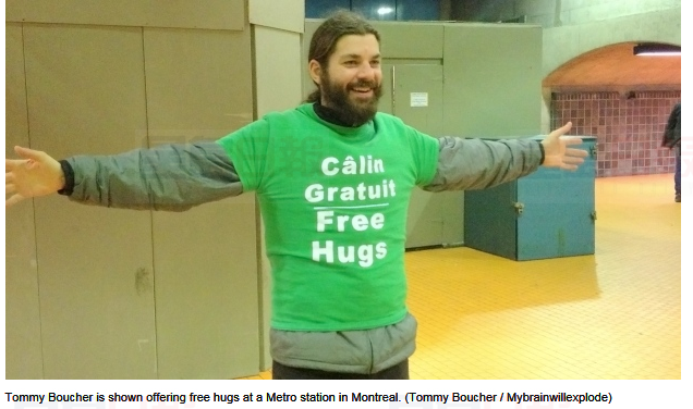 在地鐵站提供免費擁抱 男子先被罰款后被警告
