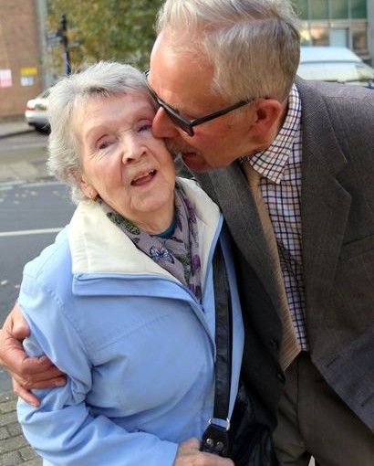 被狠妻狂插13刀 丈夫不記仇每周探監獻吻