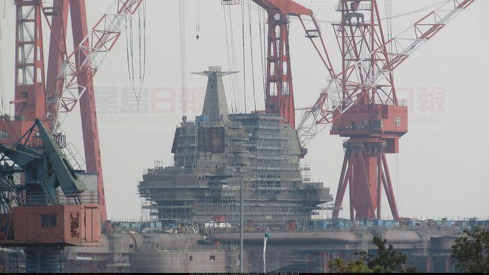 首艘國產航母最近照片曝光 艦島組裝近完工