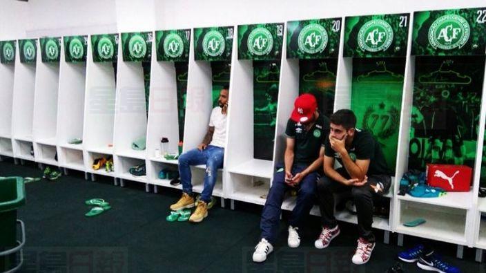 因傷無隨隊避過空難 球員坐更衣室黯然神傷