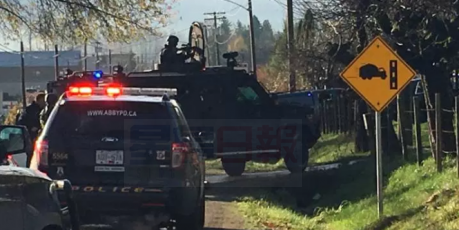 卑詩省AbAbbotsford 發生警民對峙事件 一男一女被捕。