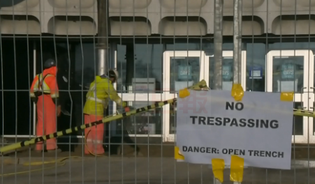 恐怖！踏入商店瞬間跌入積水天坑