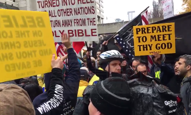 上千多倫多人 冒風雨參加反特朗普遊行