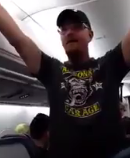 男子機上辱罵希拉莉支持者 達美航空公司為此道歉