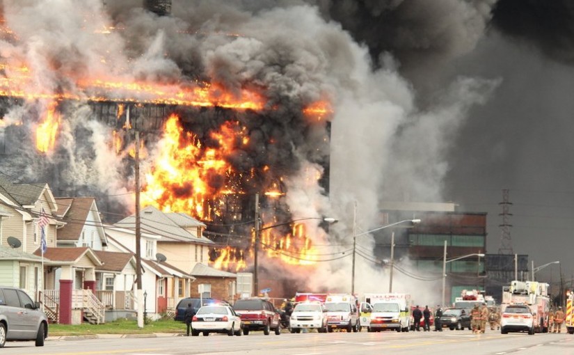 小心慢行 美加邊境廢棄煉鋼廠起火黑煙瀰漫