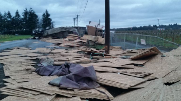 卑詩省Abbotsford 清晨發生交通意外 大量木板阻塞道路