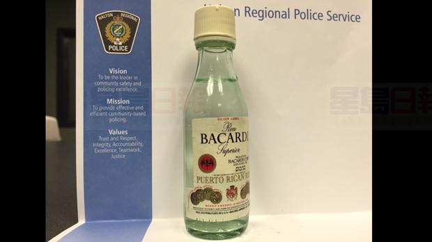 女孩萬聖節要糖收到酒瓶 內裝不明液體