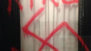 門口驚現血紅卍字符 渥太華拉比立刻報警