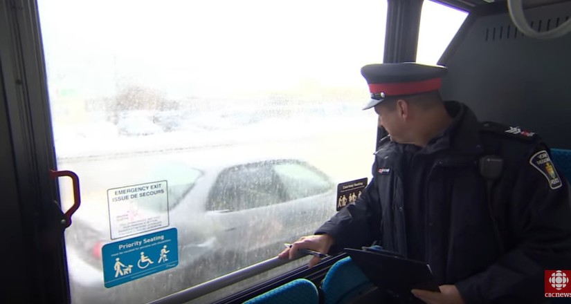 防不勝防！約克區警員在公車上抓開車玩手機