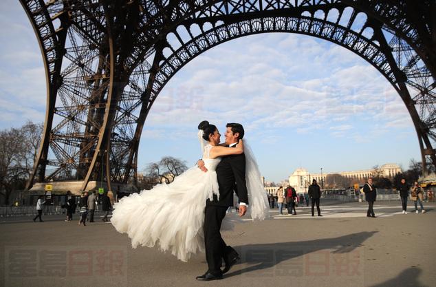 職員罷工巴黎鐵塔關閉 新人無奈塔底影婚紗照
