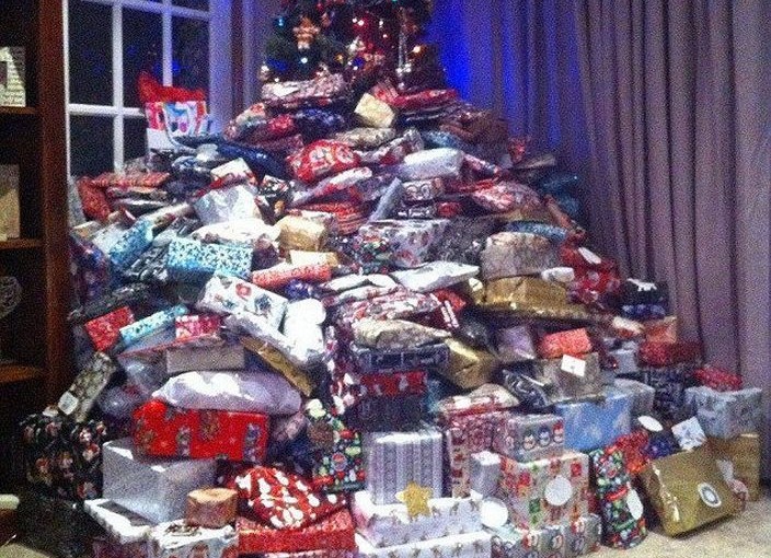 聖誕禮物堆積成山埋了聖誕樹 媽媽唔覺會寵壞
