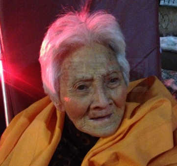 衣著單薄亞裔老婦清晨流落街頭 你認識她嗎？