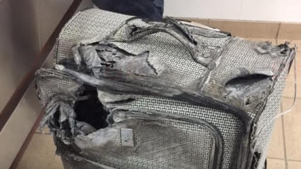 女子乘加航取行李時驚呆：行李箱被「炸」個大洞