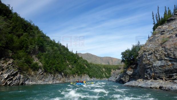 寒冷冬夜 滿地可一汽車沉沒河底 ！