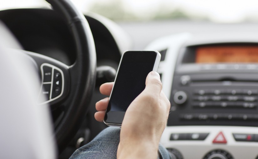 調查發現 百分之33受訪國民承認在1個月內曾在紅燈停車時收發短訊