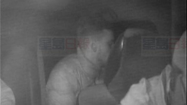 三男襲擊搶劫的士司機被拍下 警方搜尋