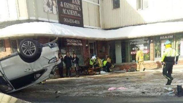 新市兩車相撞 一車底朝天