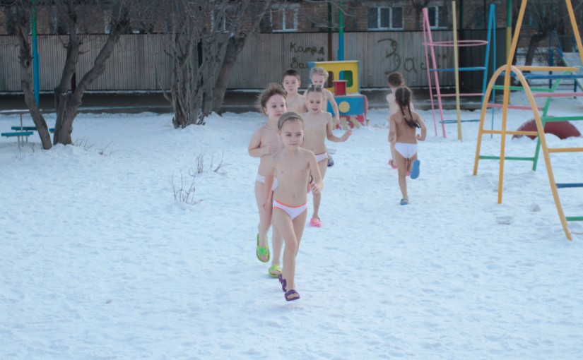 俄羅斯幼童雪地裸奔 教練:零下25度會停
